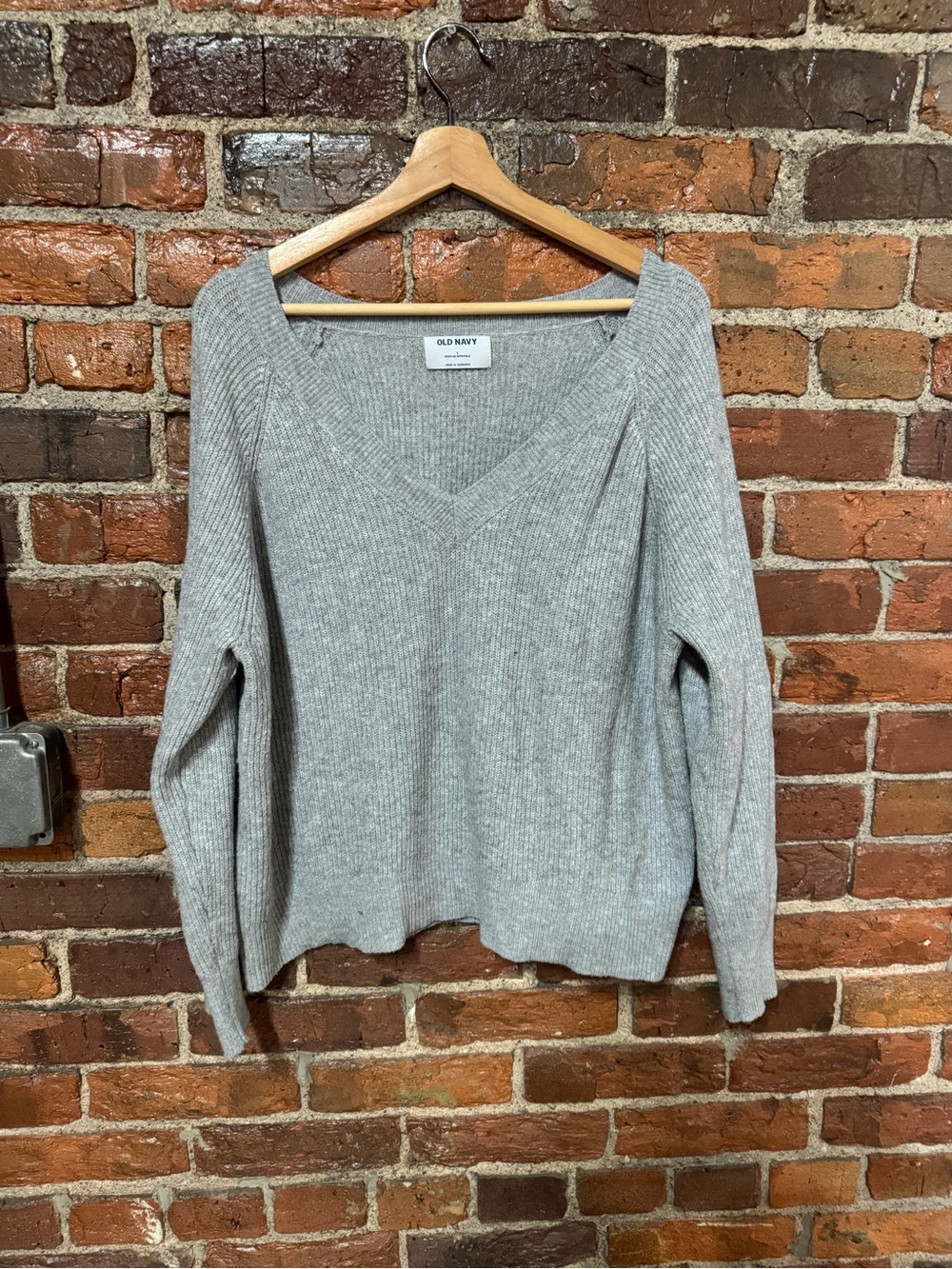 Old Navy Light Gray Ribbed V‑Neck Sweater Size Large